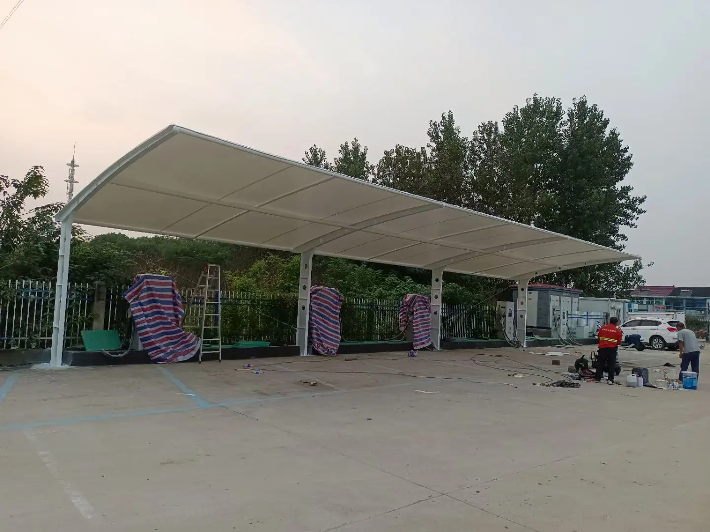 贵州普安膜结构工程科普：山地多雨强紫外线环境，停车棚选材别只看低价